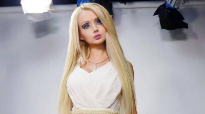 Barbie în costum de baie şi fără machiaj