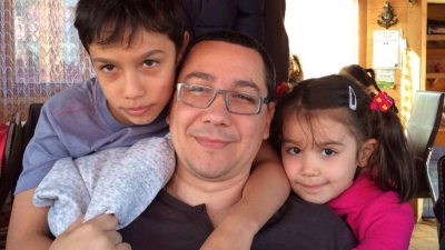 IMAGINI INEDITE cu Victor Ponta &icirc;n Deltă, alături de copiii lui
