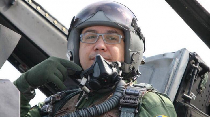 Victor Ponta, copilot pe un AVION F16 / Foto: Facebook