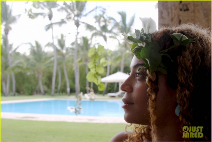 Beyonce, prinsă cu Photoshop în fotografiile naturale din vacanţă