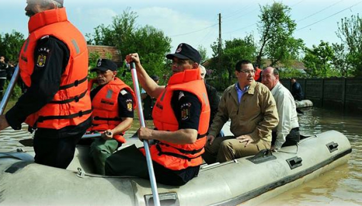 Băsescu: Ponta şi Dragnea, PENIBILI. Când te duci la inundaţii, ştii că te poţi uda până la chiloţi