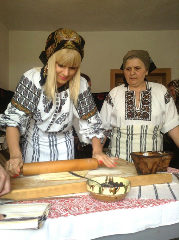 Elena Udrea, elegantă la prepararea bucatelor de PAȘTE