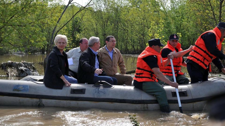 Antonescu: La inundații nu este nevoie să se umple o barcă cu miniștri / Foto: Facebook
