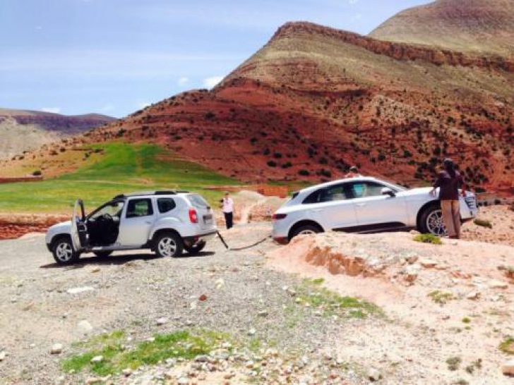 Dacia Duster salvează un Porsche Macan împotmolit într-o zonă off-road în Maroc
