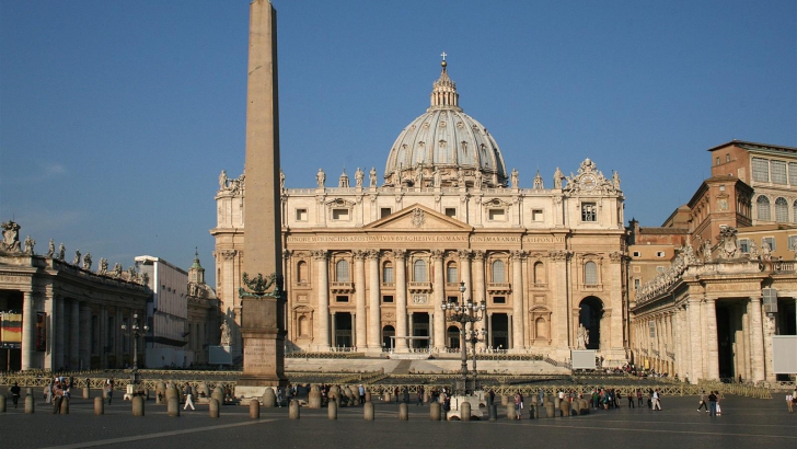 Papa Francisc a decis să nu închidă Banca Vaticanulu