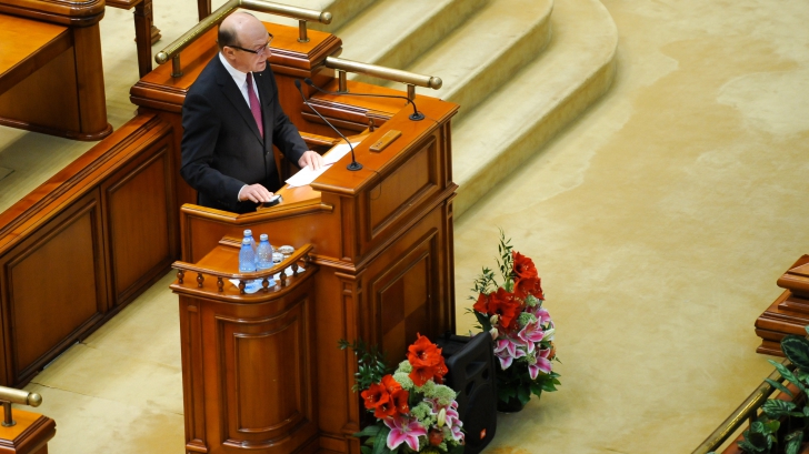 Ponta explică de ce nu a stat cu Băsescu la şedinţa NATO: Stătea în jilţ ca Ştefan cel Mare; ridicol