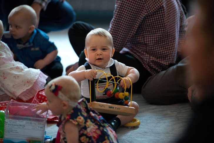 Prinţul George al Marii Britanii, primul angajament oficial, la 8 luni: joaca cu alţi bebeluşi, în Noua Zeelandă. FOTO: Mediafax Foto
