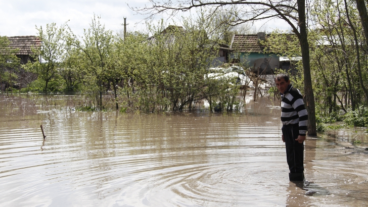 Ponta: Oamenii nu pot fi convinşi să se mute din zone inundabile, iar statul nici nu are terenuri / Foto: MEDIAFAX