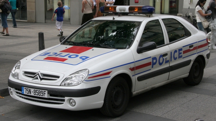 Patru poliţişti francezi, arestaţi sub acuzaţia că au violat o canadiană într-un sediu la Paris
