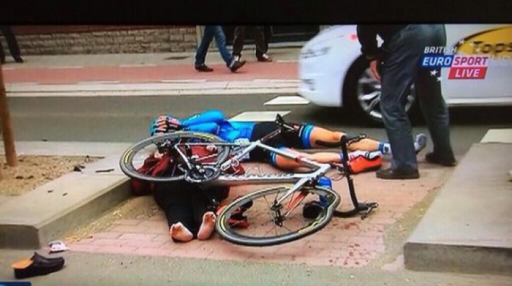 VIDEO. Un ciclist a lovit o femeie care urmărea de pe margine o etapă din Turul Flandrei