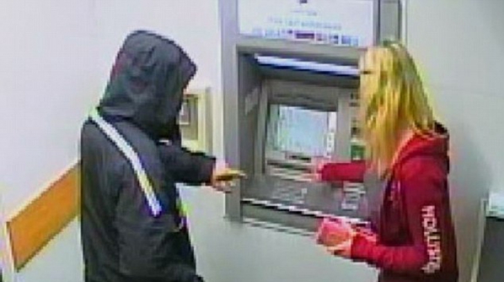Scene de groază la un bancomat. O tânără a fost amenințată cu un cuțit