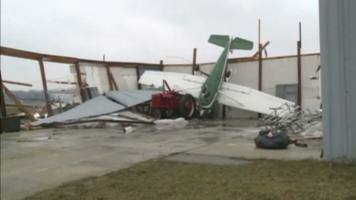 FURTUNĂ VIOLENTĂ în Michigan: avioane răsturnate, sute de acoperişuri smulse