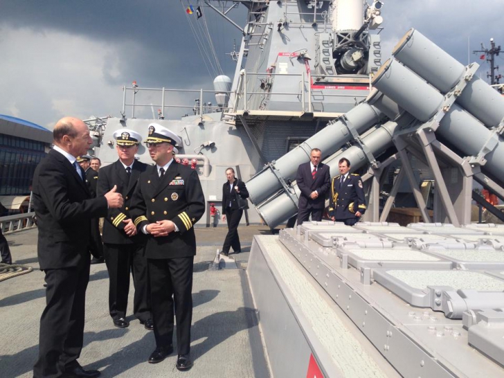 TRaian Băsescu, la bordul distrugătorului USS Cook