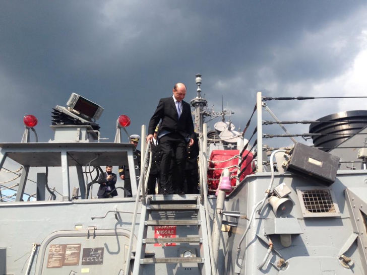 TRaian Băsescu, la bordul distrugătorului USS Cook