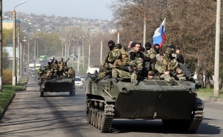 Separatiştii pro-ruşi din Kramatorsk ar fi preluat controlul asupra mai multor vehicule militare trimise în regiune de Kiev, pe care au arborat drapelul Federaţiei Ruse