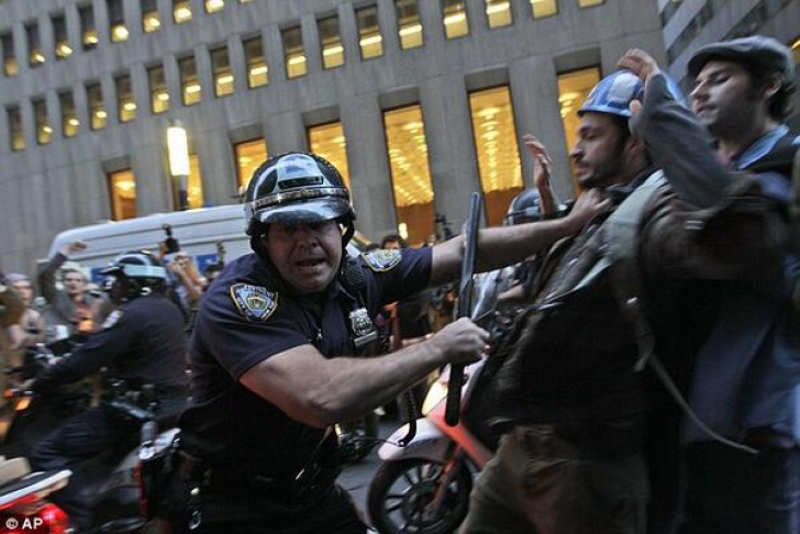 Brutalitatea poliţiştilor americani, în imagini. Campanie virală pe Twitter