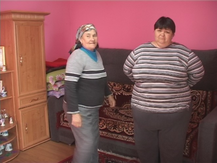 Femeia c&acirc;ntăreşte 180 de kilograme şi are numai 32 de ani