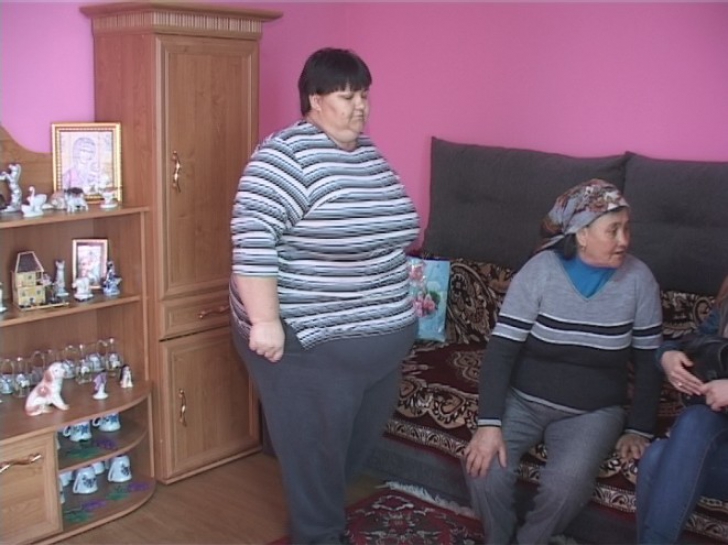 Femeia c&acirc;ntăreşte 180 de kilograme şi are numai 32 de ani