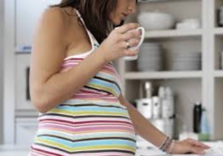 Pot sa beau CAFEA în timpul sarcinii?