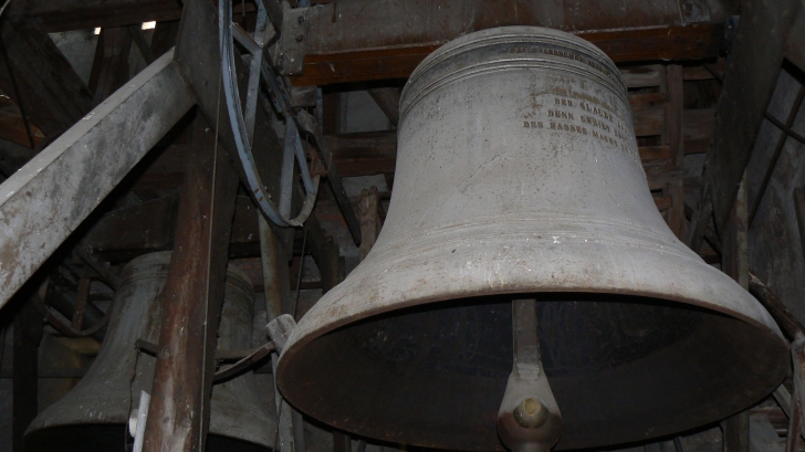 Doi minori au furat clopotul de 30 de kilograme al unei biserici dintr-un sat braşovean