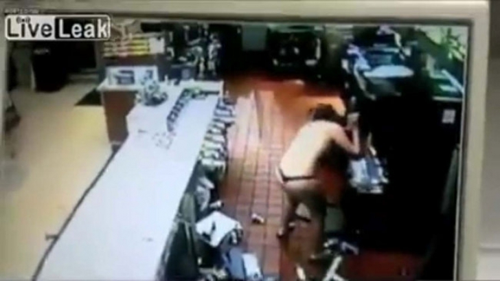 O femeie a pătruns dezbrăcată la McDonald's și a făcut ravagii