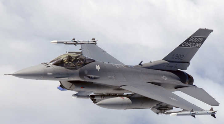  Avioane americane F-16 