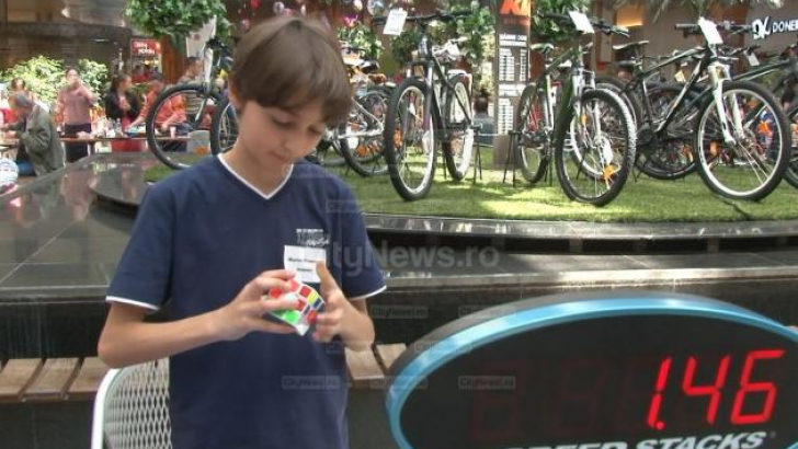 Are doar 11 ani şi a reuşit să ajungă la performanța de a rezolva cubul Rubik în doar zece secunde.