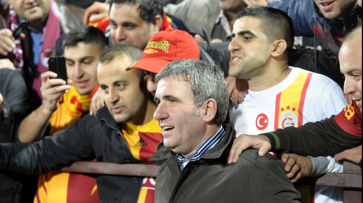 Hagi, legendă a clubului Galatasaray, ovaţionat de public la derbiul cu Fenerbahce