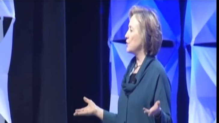 Hillary Clinton, ATACATĂ cu un pantof, în timpul unui discurs