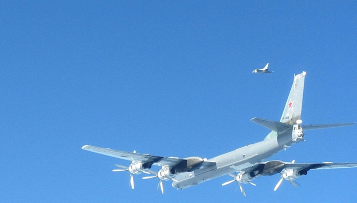 Primele imagini cu avioanele britanice Typhoon in timp ce intercepteaza doua avioane miltare rusesti Tupolev TU-95