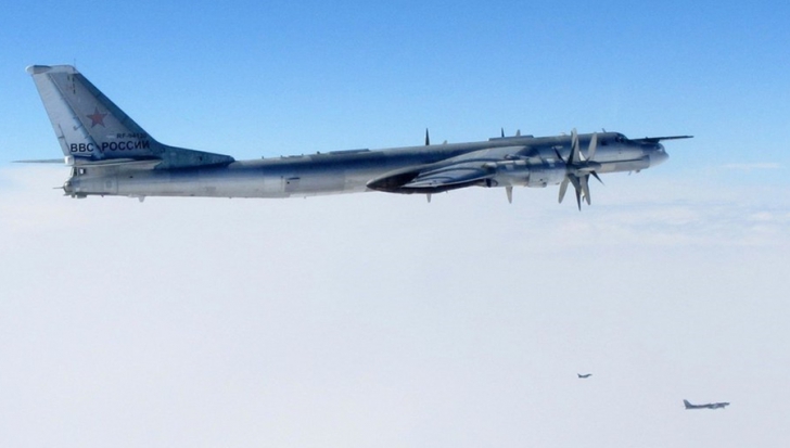 Primele imagini cu avioanele britanice Typhoon in timp ce intercepteaza doua avioane miltare rusesti Tupolev TU-95