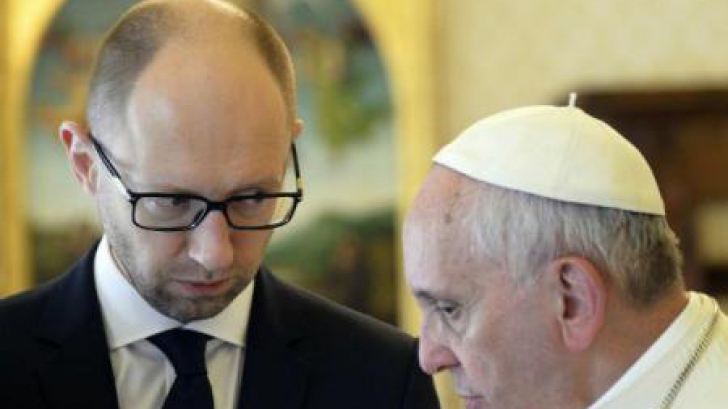 Papa Francisc l-a primit pe Iațeniuk și i-a făcut cadou un stilou, 'pentru semnarea acordului de pace'