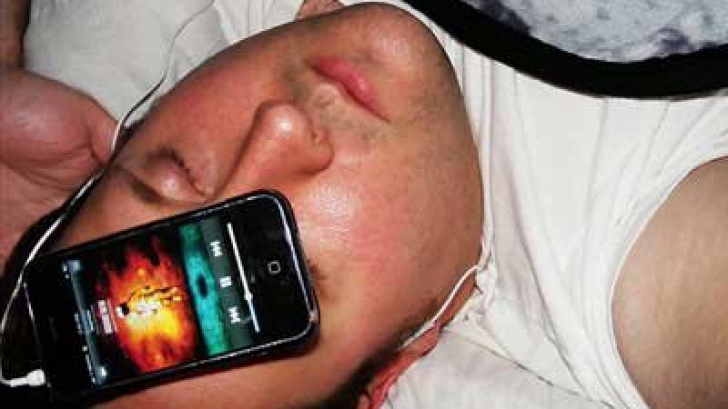 Experimentul care demonstrează că nu e bine să dormi cu telefonul lângă tine 