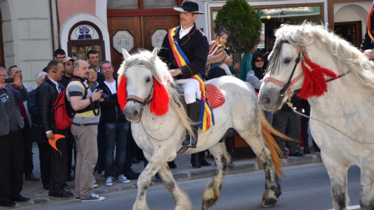 Trei persoane, între care o fetiţă de şase ani, loviţi de cai în timpul Paradei Junilor de la Braşov