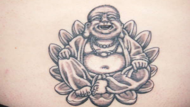 Tatuajul femeii îl reprezenta pe Buddha stând pe o floare de lotus şi e considerat jignitor de autorităţi