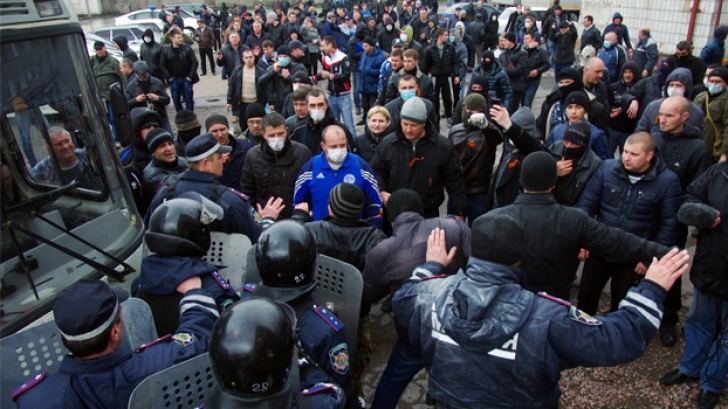 TENSIUNI ÎN UCRAINA. Miliții proruse au ocupat televiziunea din Kramatorsk