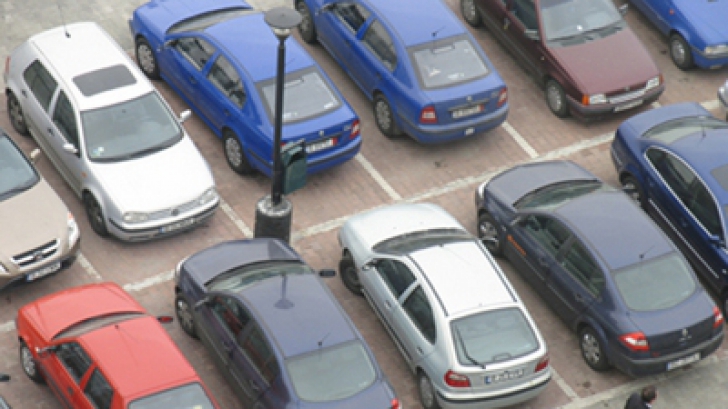 Peste 200.000 de maşini din parcările din Bucureşti sunt nefolosite de mulţi ani