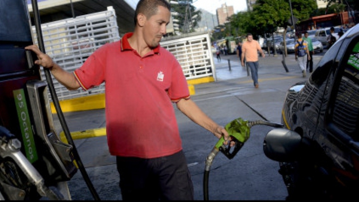 După 20 de ani de &icirc;ngheţare a preţului la combustibil, acum Venezuela trece la scumpiri din cauza crizei