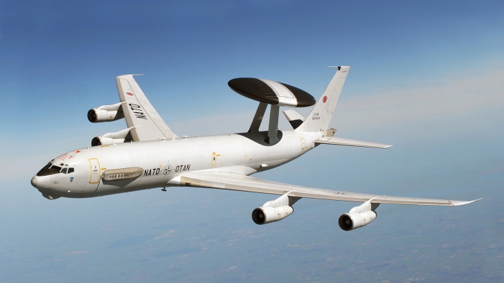 Aeronavele AWACS desfăşoară misiuni de supraveghere aeriană, inclusiv deasupra României