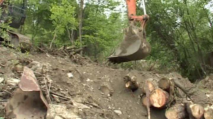 Din cauza ploilor, localitatea Băile Olăneşti este ameninţată de alunecări de teren