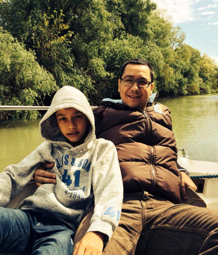 IMAGINI INEDITE cu Victor Ponta în Deltă, alături de copiii lui