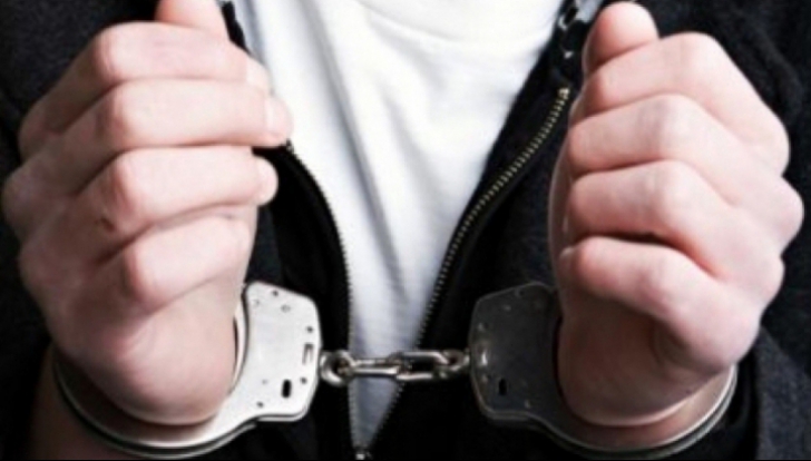 Sibiu: Tânăr de 17 ani, acuzat că a înjunghiat cu un cuţit şi un pix un bărbat, arestat