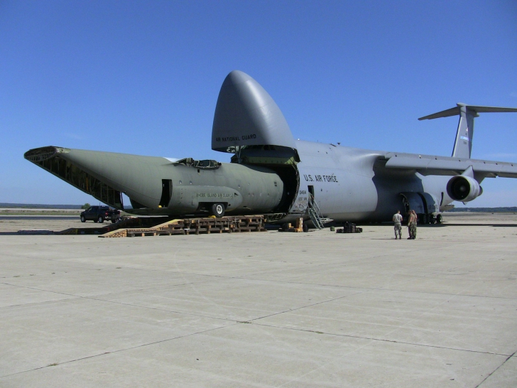 Lockheed C-5 Galaxy, un avion care poate transporta o încărcătură de până la 122 de tone