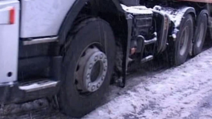 Tiruri blocate în zăpadă, la Suceava