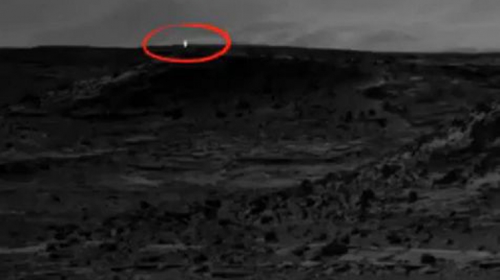 O lumină neidentificată surprinsă de roverul Curiosity pe Marte a aprins imaginaţia internauţilor