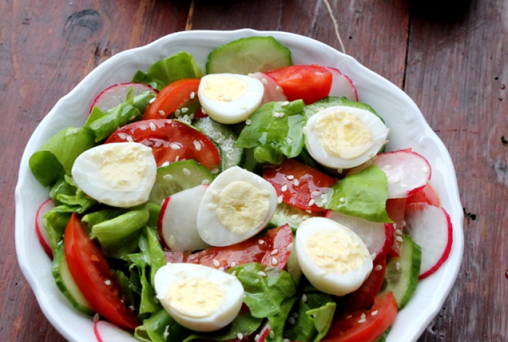 Salată de primăvară cu ouă de prepeliţă