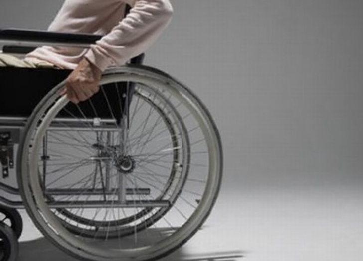 INCREDIBIL! A furat scaunul cu rotile al unei persoane cu handicap, care adormise în gară