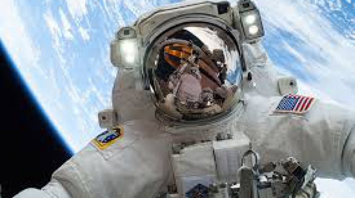  Un astronaut de pe Staţia Spaţială Internaţională a publicat primul "selfie" realizat pe orbită