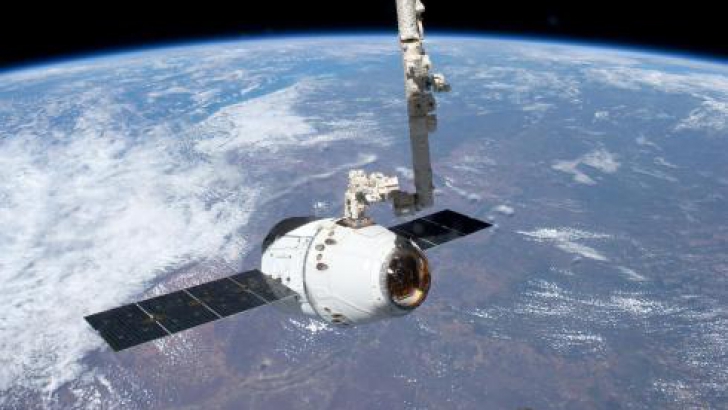 Capsula DRAGON a companiei SpaceX s-a conectat cu succes la ISS