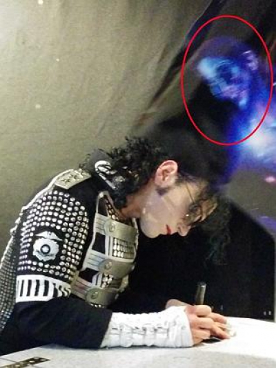 "Fantoma" este curioasă să vadă ce scrie &icirc;n autograf